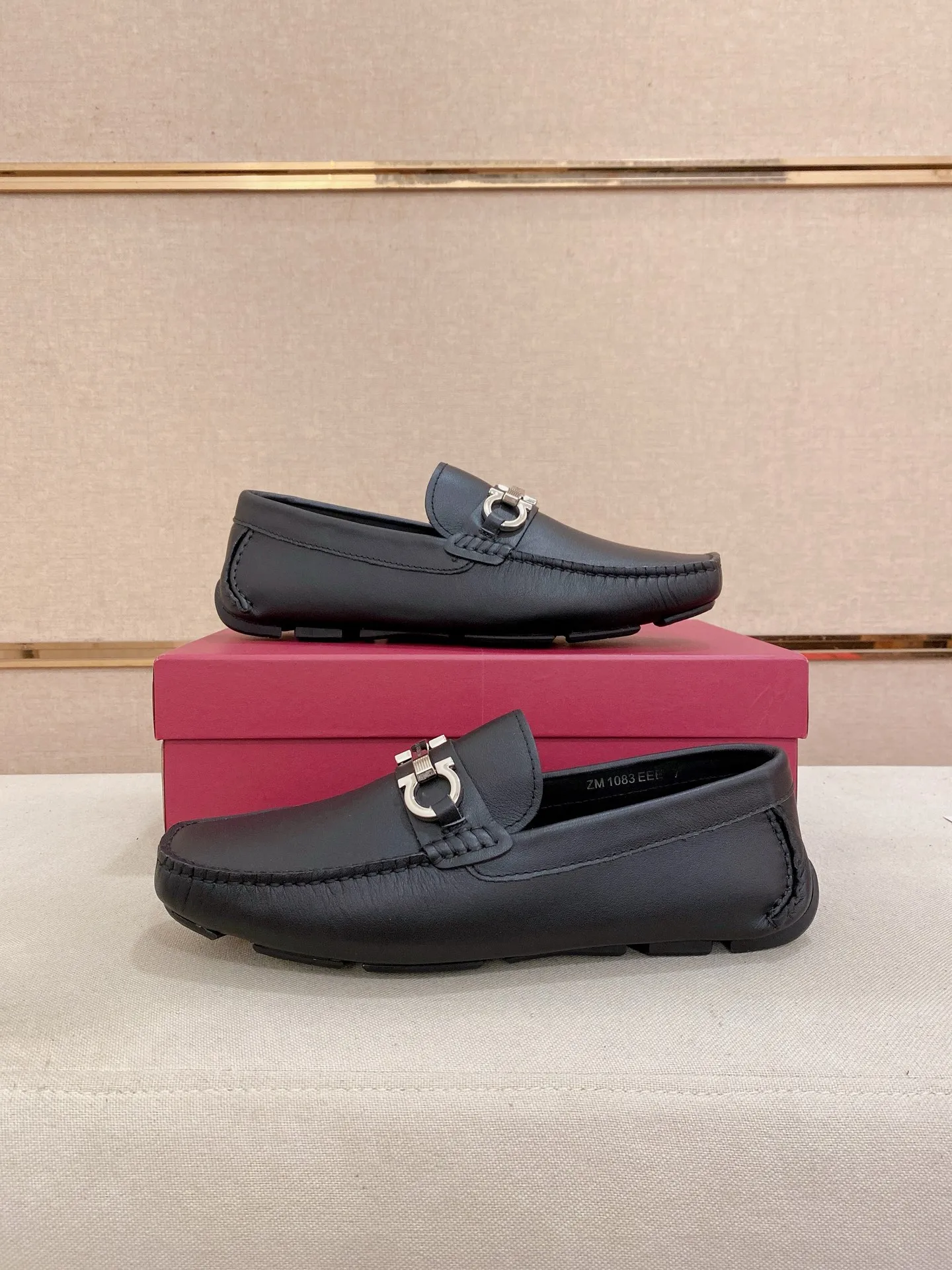 Men's shoes💰: 540💰High-end quality! Ferragamo🆕🆕Exclusive hot-selling products in stock🔥🔥New products on the shelves, high-quality Ferragamo men's pea shoes, high-end casual driving shoes, with complete packaging! 💪 💪 Material: imported first-layer pebbled cowhide 🐂 + imported high-quality water-dyed cowhide lining + wear-resistant outsole 👍🏻👍🏻 Features: high-end and comfortable, purely handmade 🚀 🚀 Create the perfect shoe that suits you best 🔥 🔥 Size: (38-44) 45 standard size can be customized!